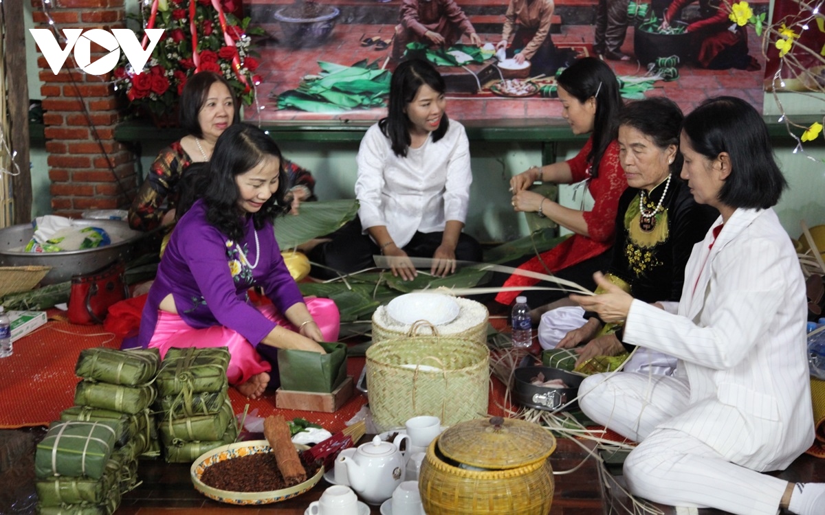 Ngày hội “Gói bánh chưng - gói trọn tình quê hương” của bà con người Việt tại Lào